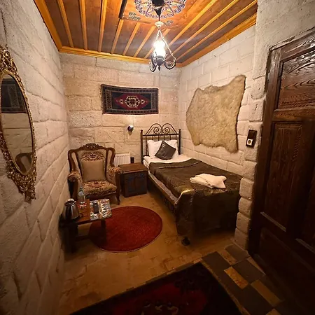 Palace Cave מלון